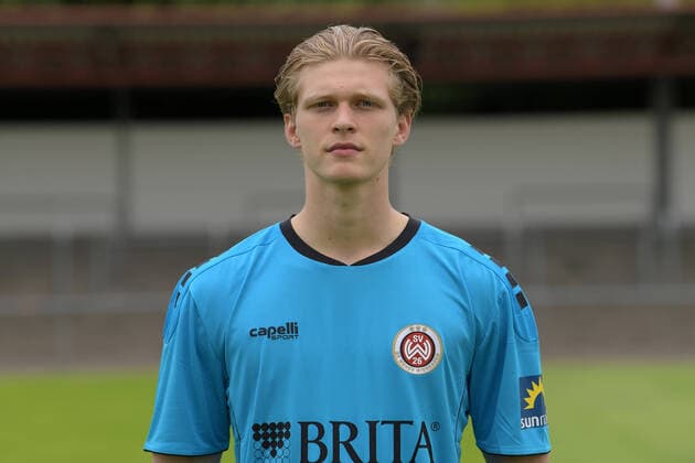15.07.2021, xjhx, Fussball 3.Liga, SV Wehen Wiesbaden Porträt - Porträttermin 2021 2022 emspor, v.l. Lucas Becker (DFL DFB REGULATIONS PROHIBIT ANY USE OF PHOTOGRAPHS as IMAGE SEQUENCES and or QUASI-VIDEO) Wehen