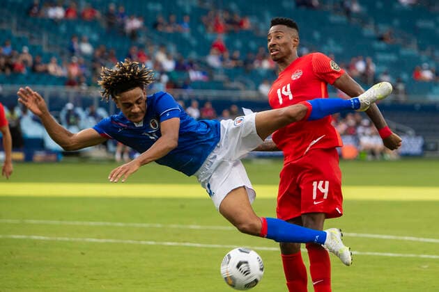 Sport Bilder des Tages KANSAS CITY, KS - JULY 15: Haiti defender Martin Experience (17) attempts a bicycle kick in front of Canada defender Mark-Anthony Kaye (14) during the CONCACAF Gold Cup match between Canada and Haiti on Thursday July 15, 2021 at ChildrenÕs Mercy Park in Kansas City, KS. (Photo by Nick Tre. Smith Icon Sportswire) SOCCER: JUL 15 Concacaf Gold Cup - Haiti v Canada Icon21071549