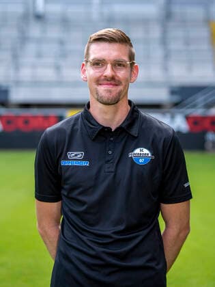 Video-Analyst Eduard Schmidt; SC Paderborn 07; 2.BL, Porträttermin 2021 2022 Copyright: xDavidxInderliedx