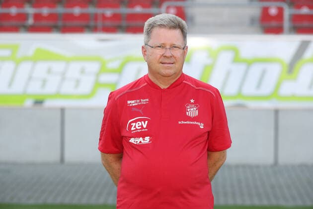 Teampraesentation Zwickau 15.07.2021 Mannschaftsarzt Dr. Reinhold Müller Mueller ; FSV Zwickau, 3.Liga, Porträttermin 2021 2022 , Zwickau, 15.07.2021, Stadion Zwickau, Fussball ,