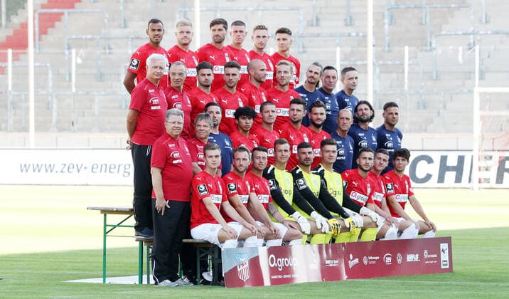 Teampraesentation Zwickau 15.07.2021 FSV Zwickau; 3.Liga, Porträttermin 2021 2022, Mannschaftsfoto , hintere Reihe von links; Steffen Nkansah, Lars Lokotsch, Ronny König Koenig, Max Reinthaler, Felix Brand, Dustin Willms , 3.Reihe von links; Mannschaftsarzt Dr. med. Bernhard Karich, Mannschaftsarzt Dr. Uwe Flötgen Floetgen, Dominic Baumann, Yannik Möker Moeker, Manfred Starke, Nils Butzen, Athletiktrainer Christoph Rezler, Mannschaftsleiter Mario Kallisch, Mannschaftsleiter Jens Schubert , 2.Reihe von links; Mannschaftsarzt Dr. Reinhold Müller, Mannschaftsarzt Dr. Hans-Jürgen Lambrecht, Physiotherapeut Christian Puschmann, Johan Gomez, Adam Susac, Davy Frick, Marco Schikora, Trainer Joe Enochs, Co-Trainer Robin Lenk, Torwarttrainer Steffen Süßner Suessner , vordere Reihe von links; Luca Horn, Mike Könnecke Koennecke, Patrick Göbel Goebel, Torhüter Matti Kamenz, Torhüter Johannes Brinkies, Torhüter Max Sprang, Can Coskun, Marius Hauptmann, Yannic Voigt , Zwickau, 15.07.2021, Stadion Zwickau, Fussball ,