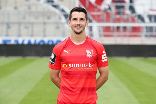 Teampraesentation Halle 15.07.2021 Julian-Maurice Derstroff (7, Halle); Hallescher FC, 3.Liga, Porträttermin 2021 2022 , Halle, 15.07.2021, Leuna Chemie Stadion, Fussball ,