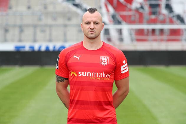 Teampraesentation Halle 15.07.2021 Toni Lindenhahn (6, Halle); Hallescher FC, 3.Liga, Porträttermin 2021 2022 , Halle, 15.07.2021, Leuna Chemie Stadion, Fussball ,