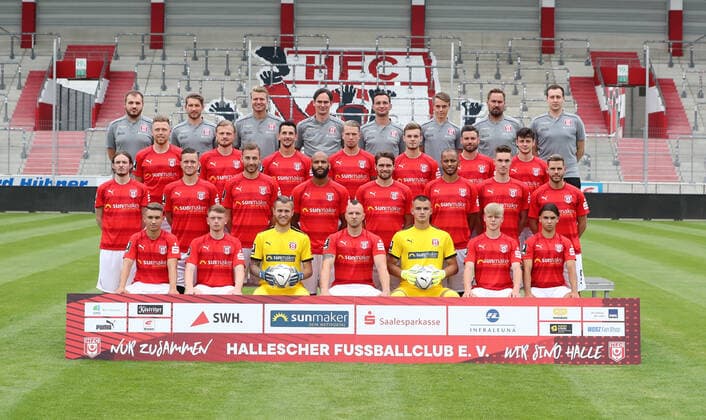 Teampraesentation Halle 15.07.2021 Hallescher FC; 3.Liga, Porträttermin 2021 2022, Mannschaftsfoto , hintere Reihe von links; Physiotherapeut Walter Moissejenko, Athletiktrainer Ken Kaiser, Torwarttrainer Marian Unger, Trainer Florian Schnorrenberg, Co-Trainer Daniel Ziebig, Videoanalyst Max Bergmann, Mannschaftsleiter Mario Nickeleit, Physiotherapeut Florian Thiele , 3.Reihe v.l.n.r; Fabian Menig, Marcel Titsch-Rivero, Julian-Maurice Derstroff, Janek Sternberg, Tom Zimmerschied, Niklas Kreuzer, Aaron Herzog , 2.Reihe v.l.n.r.; Niklas Kastenhofer, Jannes Vollert, Michael Eberwein, Terrence Boyd, Jonas Nietfeld, Louis Samson, Soeren Reddemann, Justin Eilers , vordere Reihe v.l.n.r.; Julian Guttau, Tom Bierschenk, Torhüter Sven Müller Mueller, Toni Lindenhahn, Torhüter Tim Schreiber, Lukas Griebsch, Jan Shcherbakovski , Es fehlt; Niklas Landgraf , Halle, 15.07.2021, Leuna Chemie Stadion, Fussball ,
