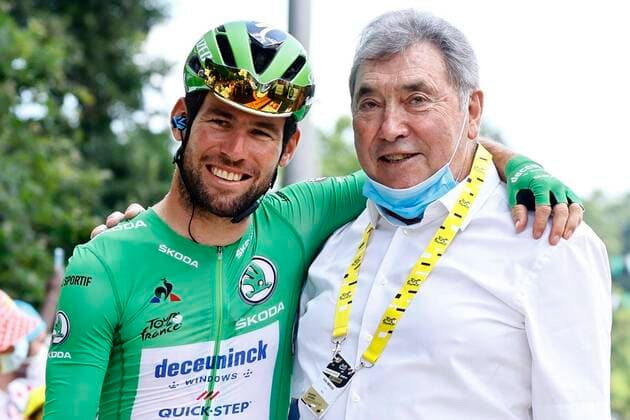 Bilder des Jahres 2021, Sport 07. Juli Sport Themen der Woche KW28 Sport Bilder des Tages LIBOURNE, FRANCE - JULY 16 : CAVENDISH Mark (GBR) of DECEUNINCK - QUICK-STEP & MERCKX Eddy (BEL) cycling legend of Belgium during stage 19 of the 108th edition of the 2021 Tour de France cycling race, a stage of 207 kms between Mourenx and Libourne. on July 16, 2021 in Libourne, France, 16 07 2021 CYCLISME : Tour de France 2021 - Etape 19 - Mourenx a Libourne - 16 07 2021 Photonews Panoramic 