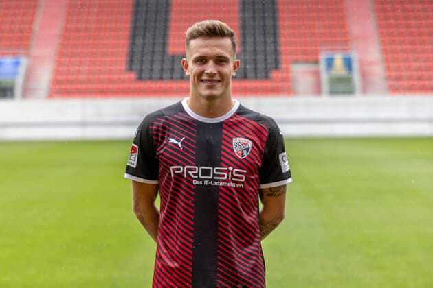 Dennis Eckert Ayensa (7, FCI) ; FC Ingolstadt 04; 2.BL, Porträttermin 2021 2022 2. Bundesliga - FC Ingolstadt 04 Saison 2021 2022