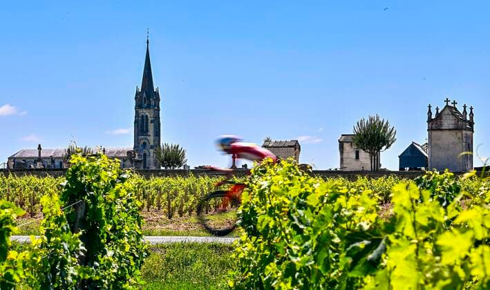 Sport Bilder des Tages SAINT-EMILION, FRANCE - JULY 17 : during stage 20 of the 108th edition of the 2021 Tour de France cycling race, an individual time trial stage of 30,8 kms between Libourne and Saint-Emilion. on July 17, 2021 in Saint-Emilion, France, 17 07 2021 CYCLISME : Tour de France 2021 - Etape 20 - Libourne to Saint-Emilion - 17 07 2021 PHOTONEWS PANORAMIC 