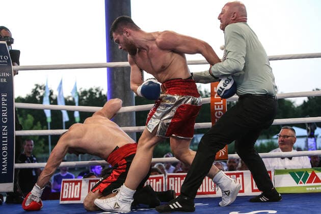 Bilder des Jahres 2021, Sport 07. Juli Sport Themen der Woche KW28 Sport Bilder des Tages Boxen: SES-Boxgala, Magdeburg, 17.07.2021 WBC Youth Championship: Jurgen Uldedaj (GER) - Dmytro Serguta (UKR) Magdeburg Germany *** Boxing SES Boxgala, Magdeburg, 17 07 2021 WBC Youth Championship Jurgen Uldedaj GER Dmytro Serguta UKR Magdeburg Germany