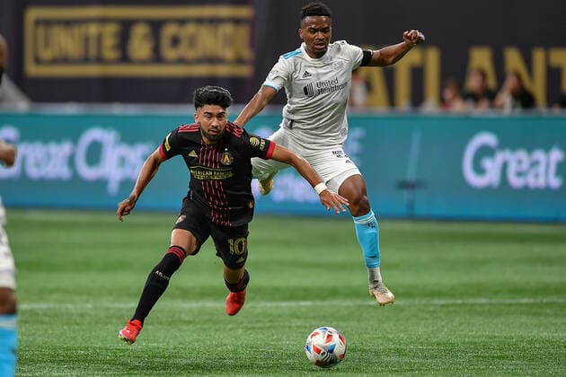 ATLANTA, GA Ã JULY 17: Atlanta midfielder Marcelino Moreno (10) moves with the ball while defended by New England midfielder Wilfrid Kaptoum (5) during the MLS, Fussball Herren, USA match between the New England Revolution and Atlanta United FC on July 17th, 2021 at Mercedes-Benz Stadium in Atlanta, GA. (Photo by Rich von Biberstein Icon Sportswire) SOCCER: JUL 17 MLS - New England Revolution at Atlanta United FC Icon210717002