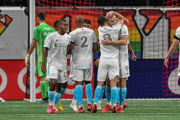 ATLANTA, GA Ã JULY 17: New England players celebrate a first-half goal during the MLS, Fussball Herren, USA match between the New England Revolution and Atlanta United FC on July 17th, 2021 at Mercedes-Benz Stadium in Atlanta, GA. (Photo by Rich von Biberstein Icon Sportswire) SOCCER: JUL 17 MLS - New England Revolution at Atlanta United FC Icon210717003