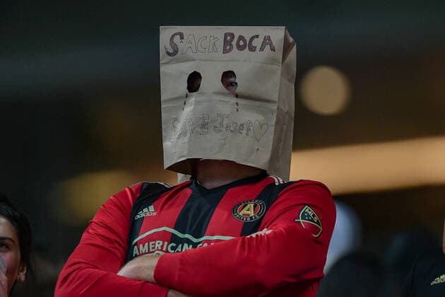 ATLANTA, GA Ã JULY 17: An Atlanta United fan expresses his displeasure with Atlanta United general manager Carlos Bocanegra during the MLS, Fussball Herren, USA match between the New England Revolution and Atlanta United FC on July 17th, 2021 at Mercedes-Benz Stadium in Atlanta, GA. (Photo by Rich von Biberstein Icon Sportswire) SOCCER: JUL 17 MLS - New England Revolution at Atlanta United FC Icon210717005