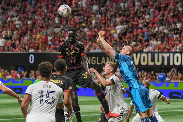 ATLANTA, GA Ã JULY 17: Atlanta forward Machop Chol (30) attempts a header off a corner kick during the MLS, Fussball Herren, USA match between the New England Revolution and Atlanta United FC on July 17th, 2021 at Mercedes-Benz Stadium in Atlanta, GA. (Photo by Rich von Biberstein Icon Sportswire) SOCCER: JUL 17 MLS - New England Revolution at Atlanta United FC Icon210717007