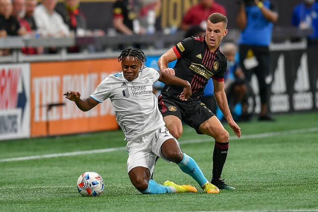 ATLANTA, GA Ã JULY 17: New England forward DeJuan Jones (24) goes down while defended by Atlanta defender Brooks Lennon (11) during the MLS, Fussball Herren, USA match between the New England Revolution and Atlanta United FC on July 17th, 2021 at Mercedes-Benz Stadium in Atlanta, GA. (Photo by Rich von Biberstein Icon Sportswire) SOCCER: JUL 17 MLS - New England Revolution at Atlanta United FC Icon210717019