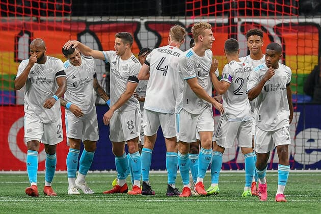 ATLANTA, GA Ã JULY 17: New England Revolution players celebrate a first-half goal during the MLS, Fussball Herren, USA match between the New England Revolution and Atlanta United FC on July 17th, 2021 at Mercedes-Benz Stadium in Atlanta, GA. (Photo by Rich von Biberstein Icon Sportswire) SOCCER: JUL 17 MLS - New England Revolution at Atlanta United FC Icon210717020