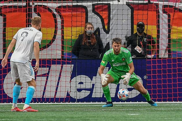 ATLANTA, GA Ã JULY 17: Atlanta goalkeeper Alec Kann (25) makes a save as New England forward Adam Buksa (9) looks on during the MLS, Fussball Herren, USA match between the New England Revolution and Atlanta United FC on July 17th, 2021 at Mercedes-Benz Stadium in Atlanta, GA. (Photo by Rich von Biberstein Icon Sportswire) SOCCER: JUL 17 MLS - New England Revolution at Atlanta United FC Icon210717022