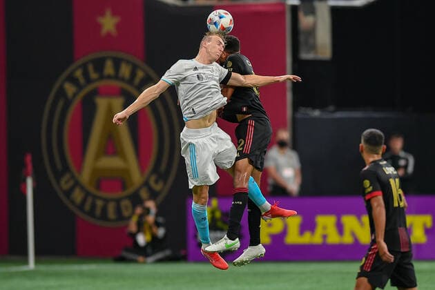 ATLANTA, GA Ã JULY 17: New England forward Adam Buksa (9) and Atlanta defender George Campbell (32) battle for a header during the MLS, Fussball Herren, USA match between the New England Revolution and Atlanta United FC on July 17th, 2021 at Mercedes-Benz Stadium in Atlanta, GA. (Photo by Rich von Biberstein Icon Sportswire) SOCCER: JUL 17 MLS - New England Revolution at Atlanta United FC Icon210717026