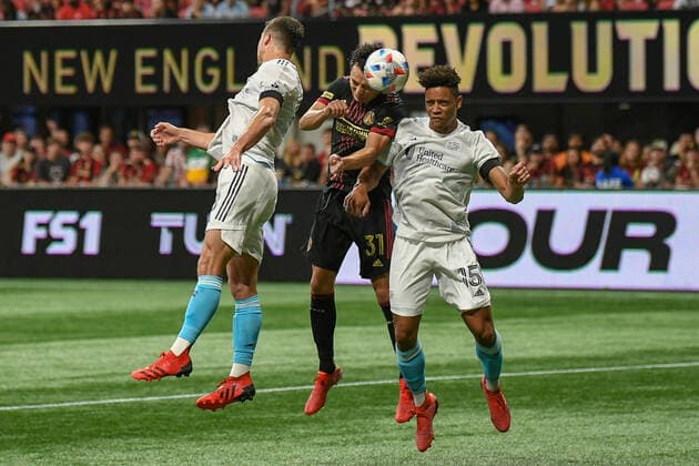 ATLANTA, GA Ã JULY 17: Atlanta forward Erick Torres (31) heads the ball while defended by New England midfielder Brandon Bye (15) during the MLS, Fussball Herren, USA match between the New England Revolution and Atlanta United FC on July 17th, 2021 at Mercedes-Benz Stadium in Atlanta, GA. (Photo by Rich von Biberstein Icon Sportswire) SOCCER: JUL 17 MLS - New England Revolution at Atlanta United FC Icon210717039