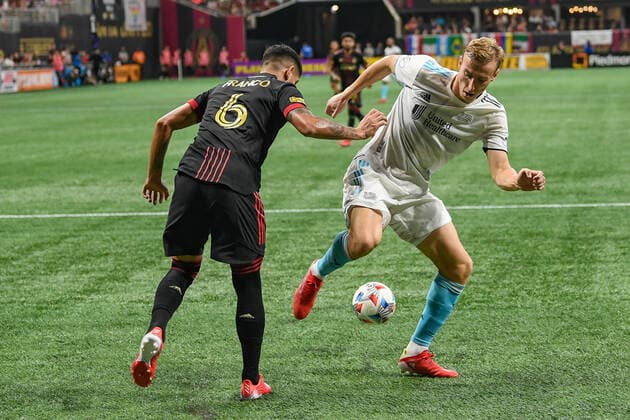 ATLANTA, GA Ã JULY 17: New England forward Adam Buksa (9) battles for possession with Atlanta defender Alan Franco (6) during the MLS, Fussball Herren, USA match between the New England Revolution and Atlanta United FC on July 17th, 2021 at Mercedes-Benz Stadium in Atlanta, GA. (Photo by Rich von Biberstein Icon Sportswire) SOCCER: JUL 17 MLS - New England Revolution at Atlanta United FC Icon210717040
