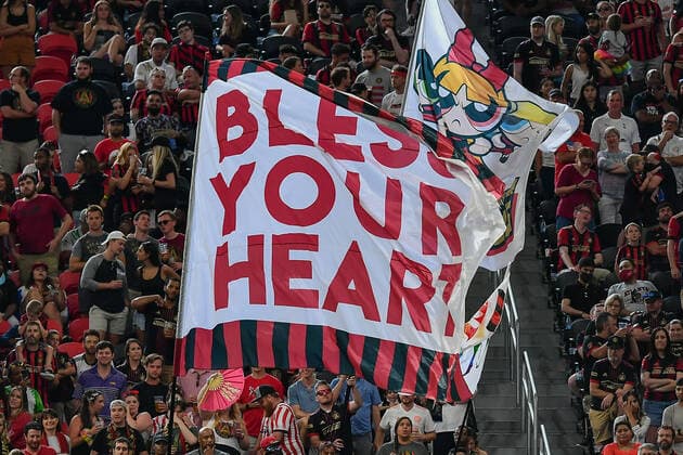 ATLANTA, GA Ã JULY 17: Atlanta supporters fly flags during the MLS, Fussball Herren, USA match between the New England Revolution and Atlanta United FC on July 17th, 2021 at Mercedes-Benz Stadium in Atlanta, GA. (Photo by Rich von Biberstein Icon Sportswire) SOCCER: JUL 17 MLS - New England Revolution at Atlanta United FC Icon210717046