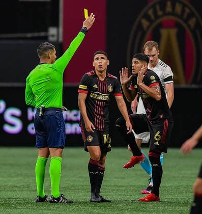 ATLANTA, GA Ã JULY 17: Atlanta defender Alan Franco (6) is issued a yellow card by referee Victor Rivas during the MLS, Fussball Herren, USA match between the New England Revolution and Atlanta United FC on July 17th, 2021 at Mercedes-Benz Stadium in Atlanta, GA. (Photo by Rich von Biberstein Icon Sportswire) SOCCER: JUL 17 MLS - New England Revolution at Atlanta United FC Icon210717048
