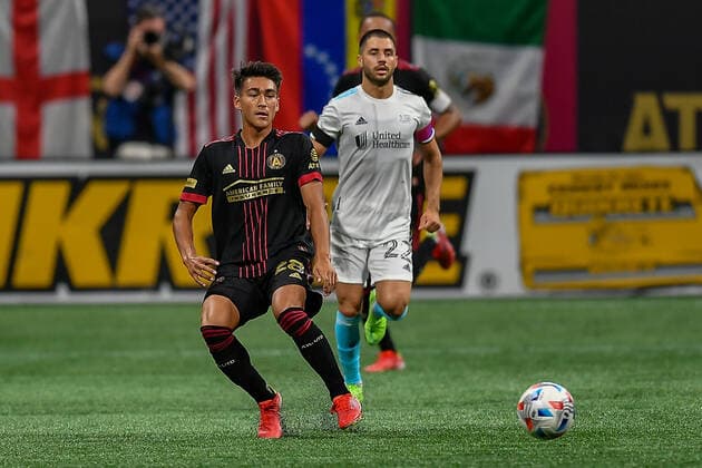 ATLANTA, GA Ã JULY 17: Atlanta forward Tyler Wolff (28) passes the ball during the MLS, Fussball Herren, USA match between the New England Revolution and Atlanta United FC on July 17th, 2021 at Mercedes-Benz Stadium in Atlanta, GA. (Photo by Rich von Biberstein Icon Sportswire) SOCCER: JUL 17 MLS - New England Revolution at Atlanta United FC Icon210717056