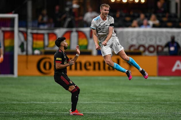 ATLANTA, GA Ã JULY 17: New England defender Henry Kessler (4) goes high for a header during the MLS, Fussball Herren, USA match between the New England Revolution and Atlanta United FC on July 17th, 2021 at Mercedes-Benz Stadium in Atlanta, GA. (Photo by Rich von Biberstein Icon Sportswire) SOCCER: JUL 17 MLS - New England Revolution at Atlanta United FC Icon210717057