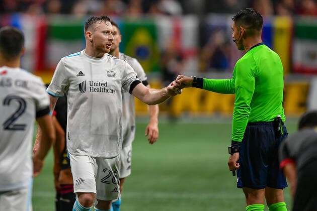 ATLANTA, GA Ã JULY 17: New England midfielder Thomas McNamara (26) congratulates referee Victor Rivas following the conclusion of the MLS, Fussball Herren, USA match between the New England Revolution and Atlanta United FC on July 17th, 2021 at Mercedes-Benz Stadium in Atlanta, GA. (Photo by Rich von Biberstein Icon Sportswire) SOCCER: JUL 17 MLS - New England Revolution at Atlanta United FC Icon210717058