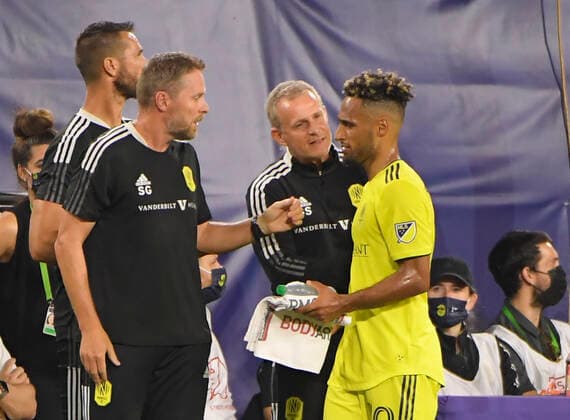 July 17, 2021: Nashville SC midfielder Hany Mukhtar (10) gets congratulated by Nashville SC head coach Gary Smith against the Chicago Fire FC during the second half of an MLS, Fussball Herren, USA game between Chicago Fire FC and Nashville SC at Nissan Stadium in Nashville TN Steve Roberts CSM Nashville United States - ZUMAc04_ 20210717_zaf_c04_054 Copyright: x@xStevexRobertsx