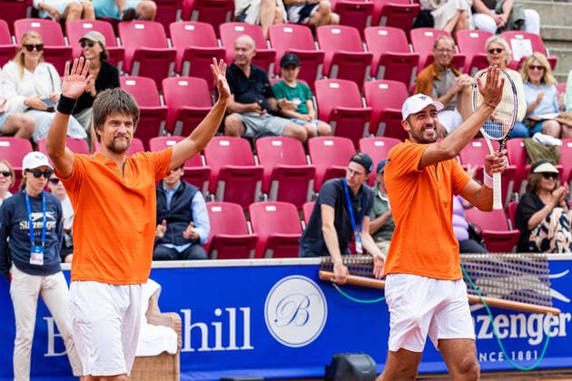 210718 Sander Arends, Nederländerna, och David Pel, Nederländerna, jublar efter vinsten i dubbelfinalen under dag 14 av Nordea Open den 18 juli 2021 i Bastad. Copyright: MATHILDAxAHLBERG BB210718BB337