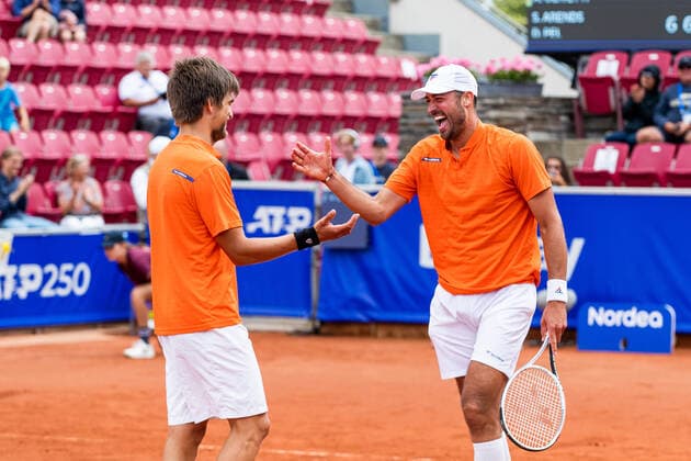 210718 Sander Arends, Nederländerna, och David Pel, Nederländerna, jublar efter vinsten i dubbelfinalen under dag 14 av Nordea Open den 18 juli 2021 i Bastad. Copyright: MATHILDAxAHLBERG BB210718BB338