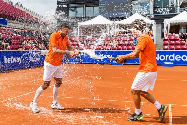 Sport Bilder des Tages 210718 Sander Arends, Nederländerna, och David Pel, Nederländerna, jublar och sprutar champagne efter vinsten i dubbelfinalen under dag 14 av Nordea Open den 18 juli 2021 i Bastad. Copyright: MATHILDAxAHLBERG BB210718BB342