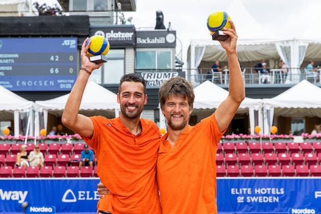 210718 Sander Arends, Nederländerna, och David Pel, Nederländerna, jublar med pokalerna efter vinsten i dubbelfinalen under dag 14 av Nordea Open den 18 juli 2021 i Bastad. Copyright: MATHILDAxAHLBERG BB210718BB343