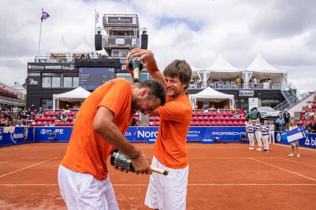 210718 Sander Arends, Nederländerna, och David Pel, Nederländerna, jublar efter vinsten i dubelfinalen under dag 14 av Nordea Open den 18 juli 2021 i Bastad. Copyright: MATHILDAxAHLBERG BB210718BB346