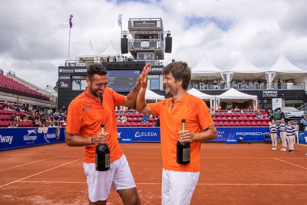 210718 Sander Arends, Nederländerna, och David Pel, Nederländerna, jublar efter vinsten i dubelfinalen under dag 14 av Nordea Open den 18 juli 2021 i Bastad. Copyright: MATHILDAxAHLBERG BB210718BB347