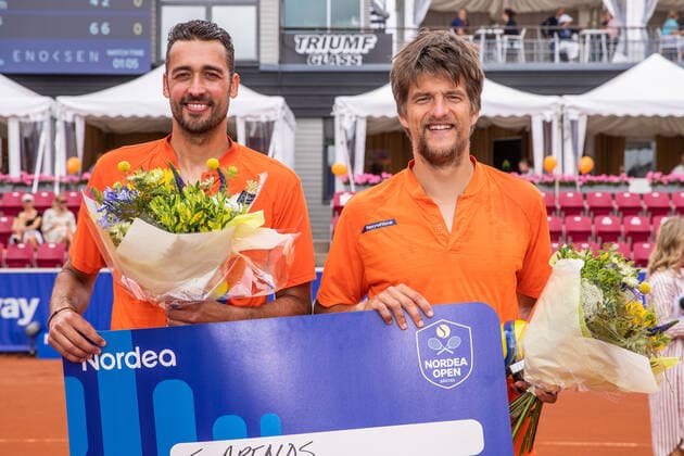210718 Sander Arends, Nederländerna, och David Pel, Nederländerna, jublar efter vinsten i dubelfinalen under dag 14 av Nordea Open den 18 juli 2021 i Bastad. Copyright: MATHILDAxAHLBERG BB210718BB350