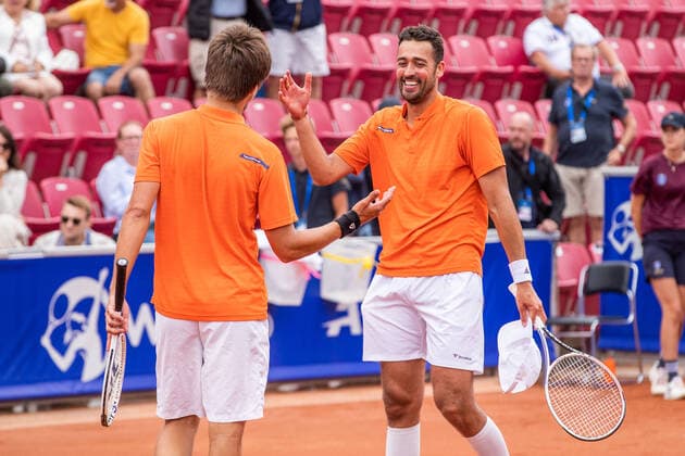 210718 Sander Arends, Nederländerna, och David Pel, Nederländerna, jublar efter vinsten i dubelfinalen under dag 14 av Nordea Open den 18 juli 2021 i Bastad. Copyright: MATHILDAxAHLBERG BB210718BB351