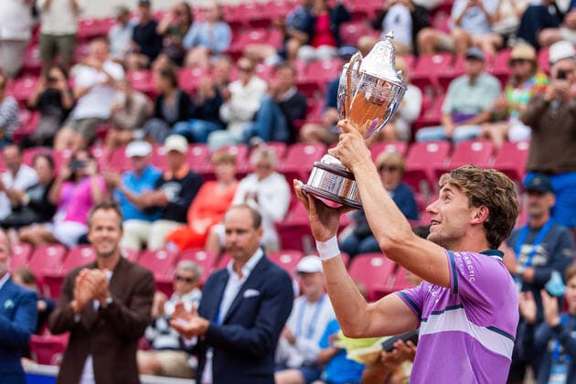 210718 Casper Ruud, Norge, jublar med pokalen efter vinsten i singelfinalen under dag 14 av Nordea Open den 18 juli 2021 i Bastad. Copyright: MATHILDAxAHLBERG BB210718BB534