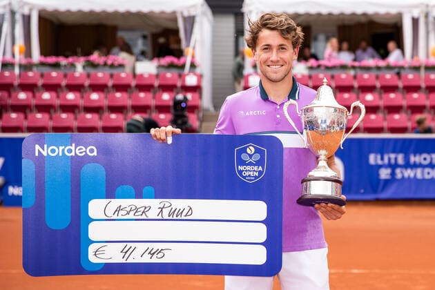 210718 Casper Ruud, Norge, med pokal och prischeck efter vinsten i singelfinalen under dag 14 av Nordea Open den 18 juli 2021 i Bastad. Copyright: MATHILDAxAHLBERG BB210718BB554