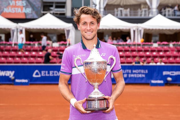 210718 Casper Ruud, Norge, jublar med Mr G?s Trophy efter vinsten i singelfinalen under dag 14 av Nordea Open den 18 juli 2021 i Bastad. Copyright: MATHILDAxAHLBERG BB210718BB555