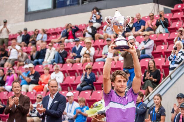 210718 Casper Ruud, Norge, jublar med Mr G?s Trophy efter vinsten i singelfinalen under dag 14 av Nordea Open den 18 juli 2021 i Bastad. Copyright: MATHILDAxAHLBERG BB210718BB559