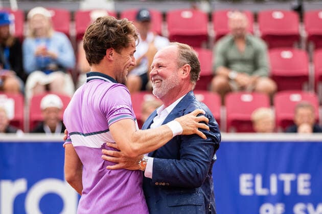 210718 Casper Ruud, Norge, jublar tillsamman med tävlingsdirektör Christer Hult efter vinsten i singelfinalen under dag 14 av Nordea Open den 18 juli 2021 i Bastad. Copyright: MATHILDAxAHLBERG BB210718BB561