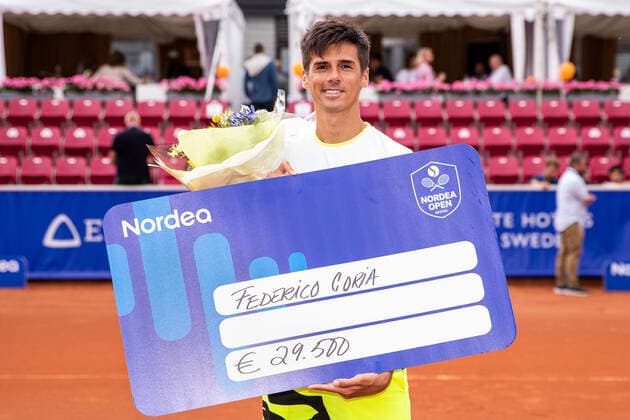 210718 Federico Coria, Argentina, med sin prischeck efter att ha kommit tvaa i singelturneringen under dag 14 av Nordea Open den 18 juli 2021 i Bastad. Copyright: MATHILDAxAHLBERG BB210718BB562