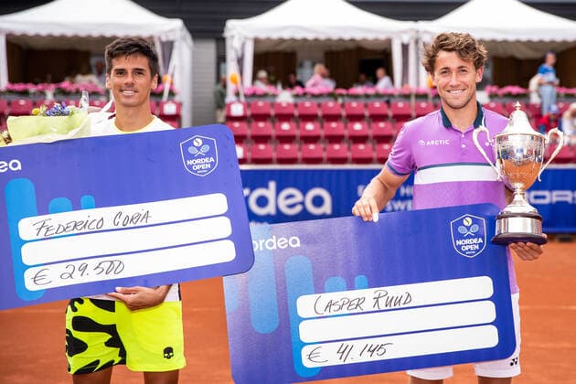 210718 Federico Coria, Argentina, och Casper Ruud, Norge, efter finalen i singel under dag 14 av Nordea Open den 18 juli 2021 i Bastad. Copyright: MATHILDAxAHLBERG BB210718BB563