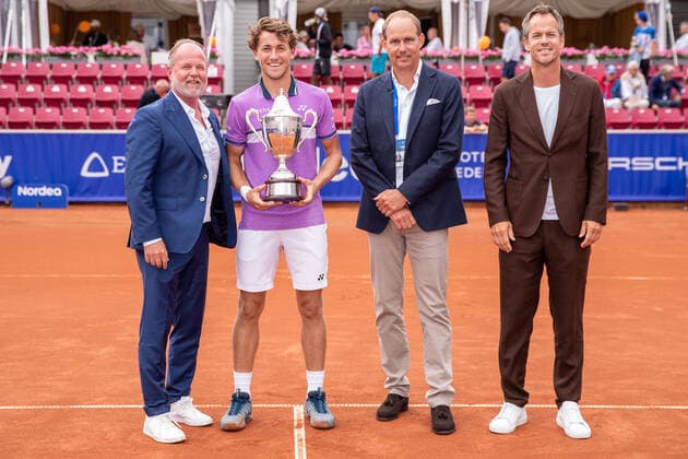 210718 Tävlingsdirektör Christer Hult, Casper Ruud, Norge, Martin A Persson, Nordea, och sportchef Magnus Norman efter finalen i singel under dag 14 av Nordea Open den 18 juli 2021 i Bastad. Copyright: MATHILDAxAHLBERG BB210718BB566