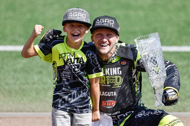 Bilder des Jahres 2021, Sport 07. Juli Sport Themen der Woche KW28 Sport Bilder des Tages Speedway, GP in Prag PRAGA 18.07.2021 2021 ANLAS CZECH REPUBLIC FIM SPEEDWAY GRAND PRIX RUNDA 2 INDYWIDUALNE MISTRZOSTWA SWIATA NA ZUZLU 2021 ANLAS CZECH REPUBLIC FIM SPEEDWAY GRAND PRIX RUNDA 2 NZ ARTEM LAGUTA Z SYNEM ADAMEM , ADAM LAGUTA FOT. WOJCIECH TARCHALSKI CYFRASPORT NEWSPIX.PL --- Newspix.pl  20210718CSWT5529