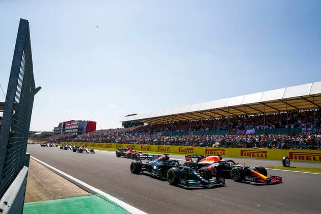 Start of the race, 44 HAMILTON Lewis (gbr), Mercedes AMG F1 GP W12 E Performance, 33 VERSTAPPEN Max (nld), Red Bull Racing Honda RB16B, action during the Formula 1 Pirelli British Grand Prix 2021, 10th round of the 2021 FIA Formula One World Championship, WM, Weltmeisterschaft from July 16 to 18, 2021 on the Silverstone Circuit, in Silverstone, United Kingdom - FORMULE 1 : Grand prix de Grande Bretagne - Course - Silverstone - 18 07 2021 DPPI PANORAMIC _V2_4481