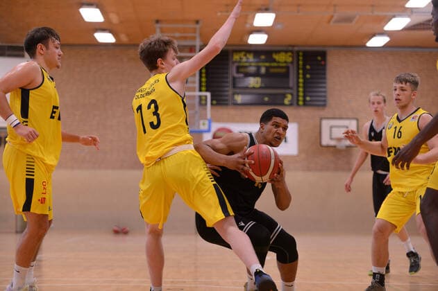Jamal Salamune (13 Loewen Braunschweig) gegen Matthias Ratjen (13 Baskets Juniors Oldenburg) bei der Partie EWE Baskets Juniors Oldenburger TB vs SG Junior Löwen Braunschweig. Basketball, NBBL, 17.07.2021, Saison 2021 2022, Summer League, 5. Spieltag. Copyright: xErikxHillmer EIBNERx EP_ehr EWE Baskets Juniors Oldenburger TB vs SG Junior Löwen Braunschweig. Basketball, NBBL, 17.07.2021, Saison 2021 2022, Summer League, 5. Spieltag Oldenburg Copyright: xErikxHillmer EIBNERx EP_ehr