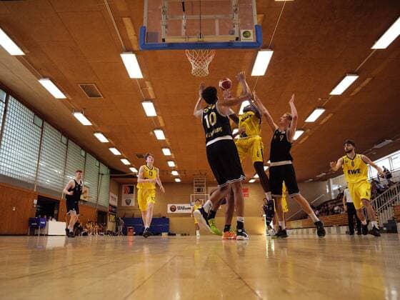 Maurice Penda (6 Baskets Juniors Oldenburg) gegen Sananda Fru (10 Loewen Braunschweig) und Elias Heitmann (9 Loewen Braunschweig) bei der Partie EWE Baskets Juniors Oldenburger TB vs SG Junior Löwen Braunschweig. Basketball, NBBL, 17.07.2021, Saison 2021 2022, Summer League, 5. Spieltag. Copyright: xErikxHillmer EIBNERx EP_ehr EWE Baskets Juniors Oldenburger TB vs SG Junior Löwen Braunschweig. Basketball, NBBL, 17.07.2021, Saison 2021 2022, Summer League, 5. Spieltag Oldenburg Copyright: xErikxHillmer EIBNERx EP_ehr