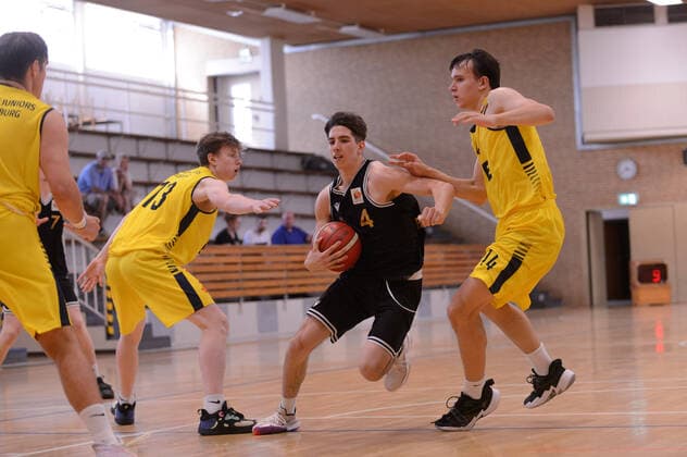 Linus Römer (4 Loewen Braunschweig) gegen Matthias Ratjen (13 Baskets Juniors Oldenburg), Lennart Omerovic (14 Baskets Juniors Oldenburg) bei der Partie EWE Baskets Juniors Oldenburger TB vs SG Junior Löwen Braunschweig. Basketball, NBBL, 17.07.2021, Saison 2021 2022, Summer League, 5. Spieltag. Copyright: xErikxHillmer EIBNERx EP_ehr EWE Baskets Juniors Oldenburger TB vs SG Junior Löwen Braunschweig. Basketball, NBBL, 17.07.2021, Saison 2021 2022, Summer League, 5. Spieltag Oldenburg Copyright: xErikxHillmer EIBNERx EP_ehr
