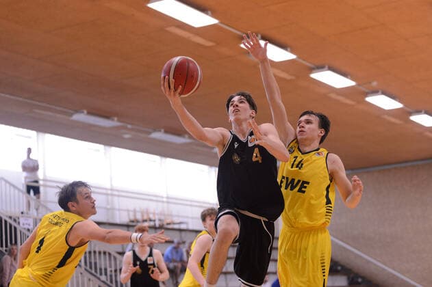 Linus Römer (4 Loewen Braunschweig) gegen Luca Michels (4 Baskets Juniors Oldenburg), Lennart Omerovic (14 Baskets Juniors Oldenburg) bei der Partie EWE Baskets Juniors Oldenburger TB vs SG Junior Löwen Braunschweig. Basketball, NBBL, 17.07.2021, Saison 2021 2022, Summer League, 5. Spieltag. Copyright: xErikxHillmer EIBNERx EP_ehr EWE Baskets Juniors Oldenburger TB vs SG Junior Löwen Braunschweig. Basketball, NBBL, 17.07.2021, Saison 2021 2022, Summer League, 5. Spieltag Oldenburg Copyright: xErikxHillmer EIBNERx EP_ehr